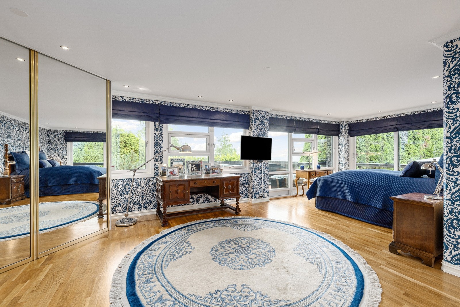 Stort og deilig hovedsoverom med flere innredningsmulighter. Rommet kan ved enkle grep ombygges til flere soverom. Galleribilde