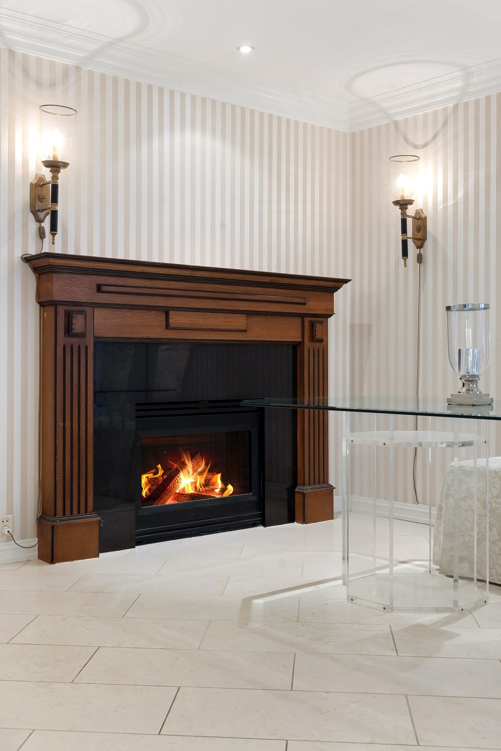 Flott elektrisk peis på kjøkkenet. denne kan brukes både med og uten varme. Galleribilde