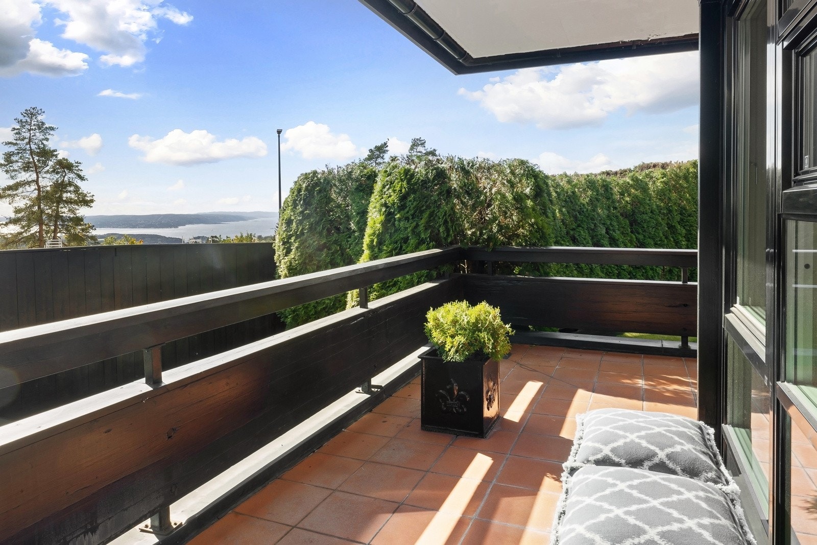 Terrassen strekker seg rundt hele leiligheten, hvor solbanen kan følges fra tidlig morgen til sen ettermiddag/kveld. Galleribilde