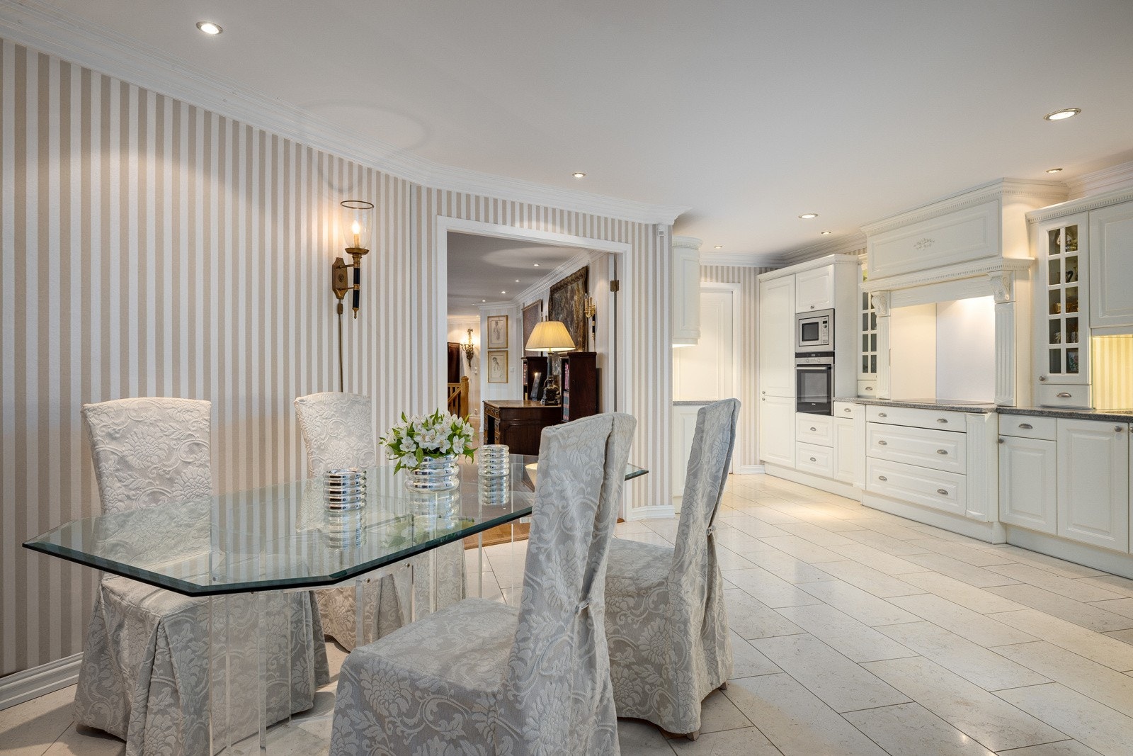 Stort og koselig spisekjøkken med god plass til frokostbordet. Galleribilde