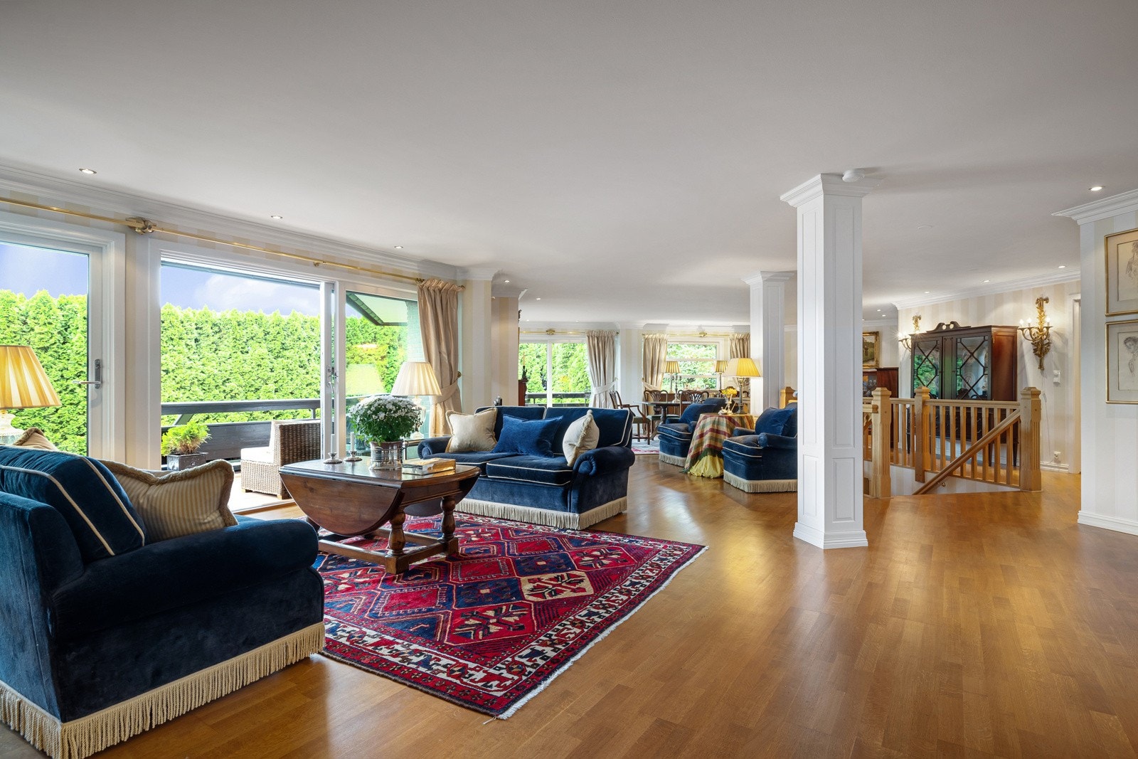 Boligen holder en gjennomgående god standard i sin særegne stil, med materialer og innredninger av god kvalitet. Galleribilde