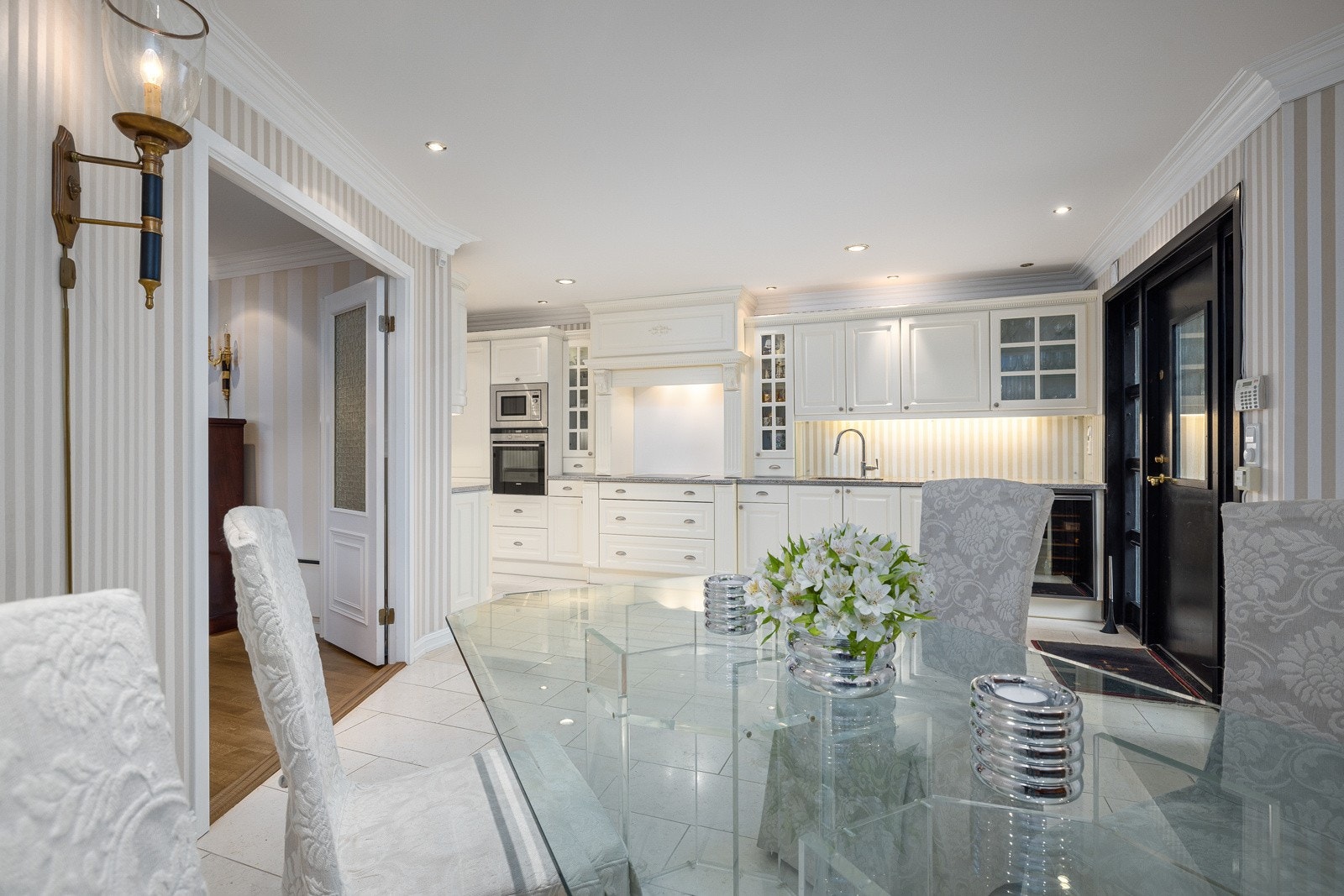 Praktisk kjøkkeninngang med adkomst til stor og skjermet bakhage/frokostterrasse. Galleribilde