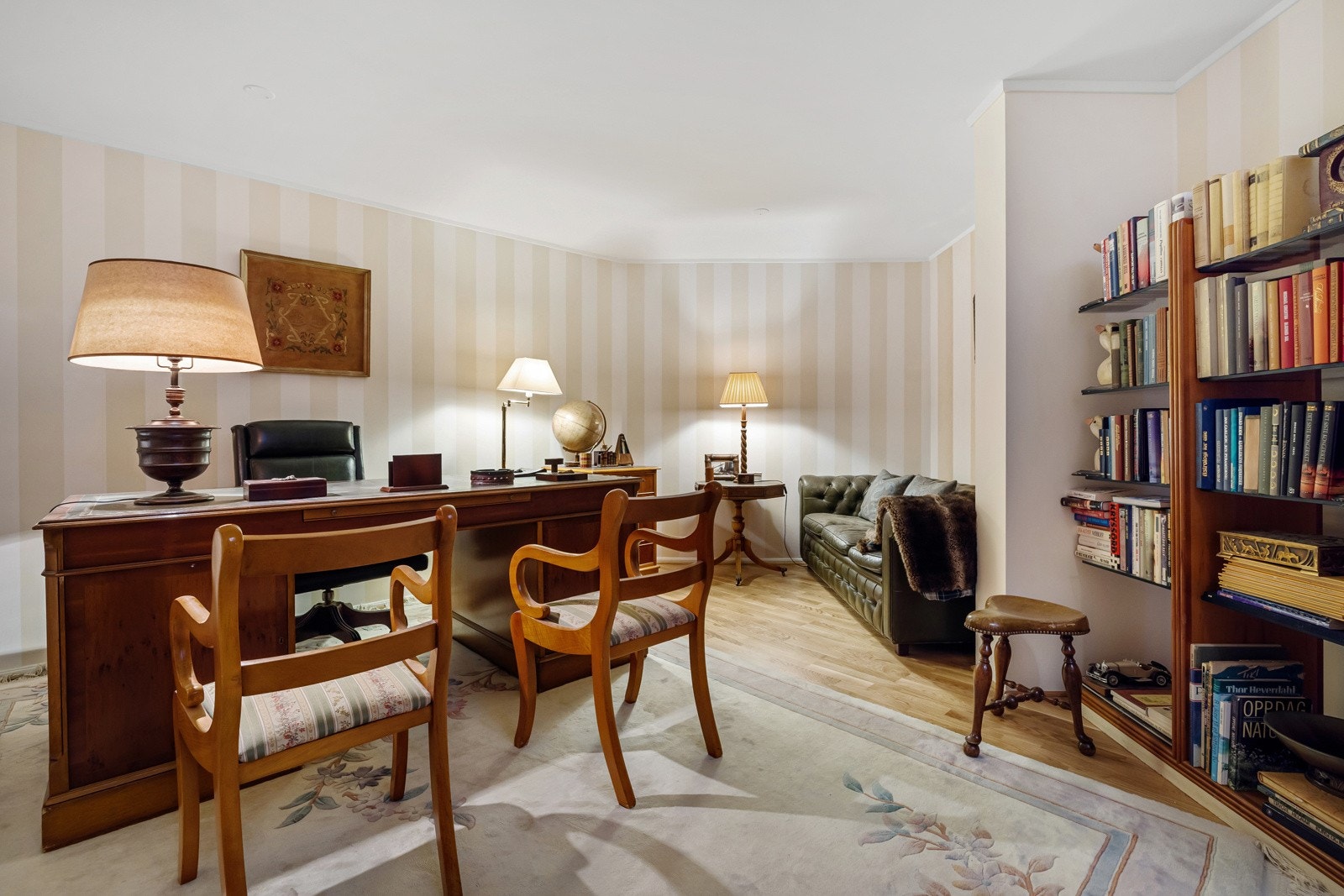 Underetasjen er på hele 167 kvm BRA, og fremstår som innbydende og innholdsrik. Disponibelt rom i u-etasjen, er i dag innredet som kontor/bibliotek. Galleribilde