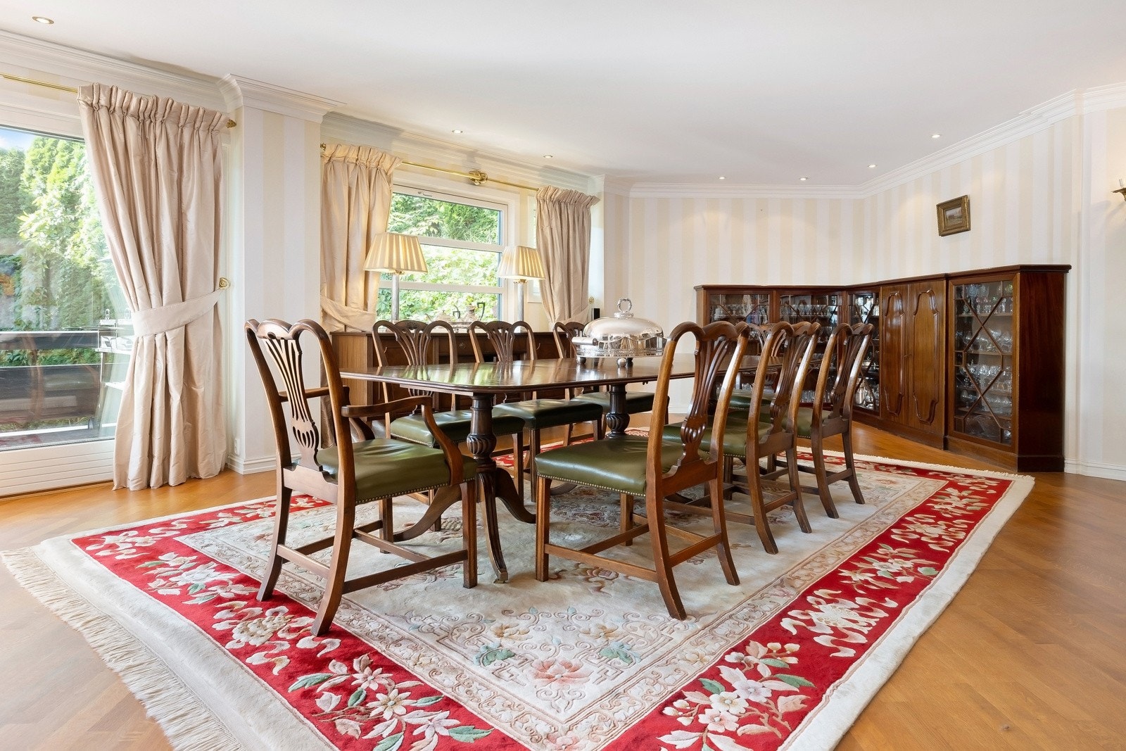 Stor spisestuedel meg god plass til det store festbordet. Galleribilde