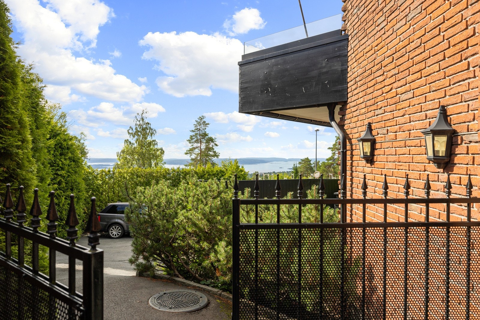 Boligen har i dag 3 separate innganger. På bildet vises kjøkkeninngangen, med adkomst via smijernsport. Galleribilde