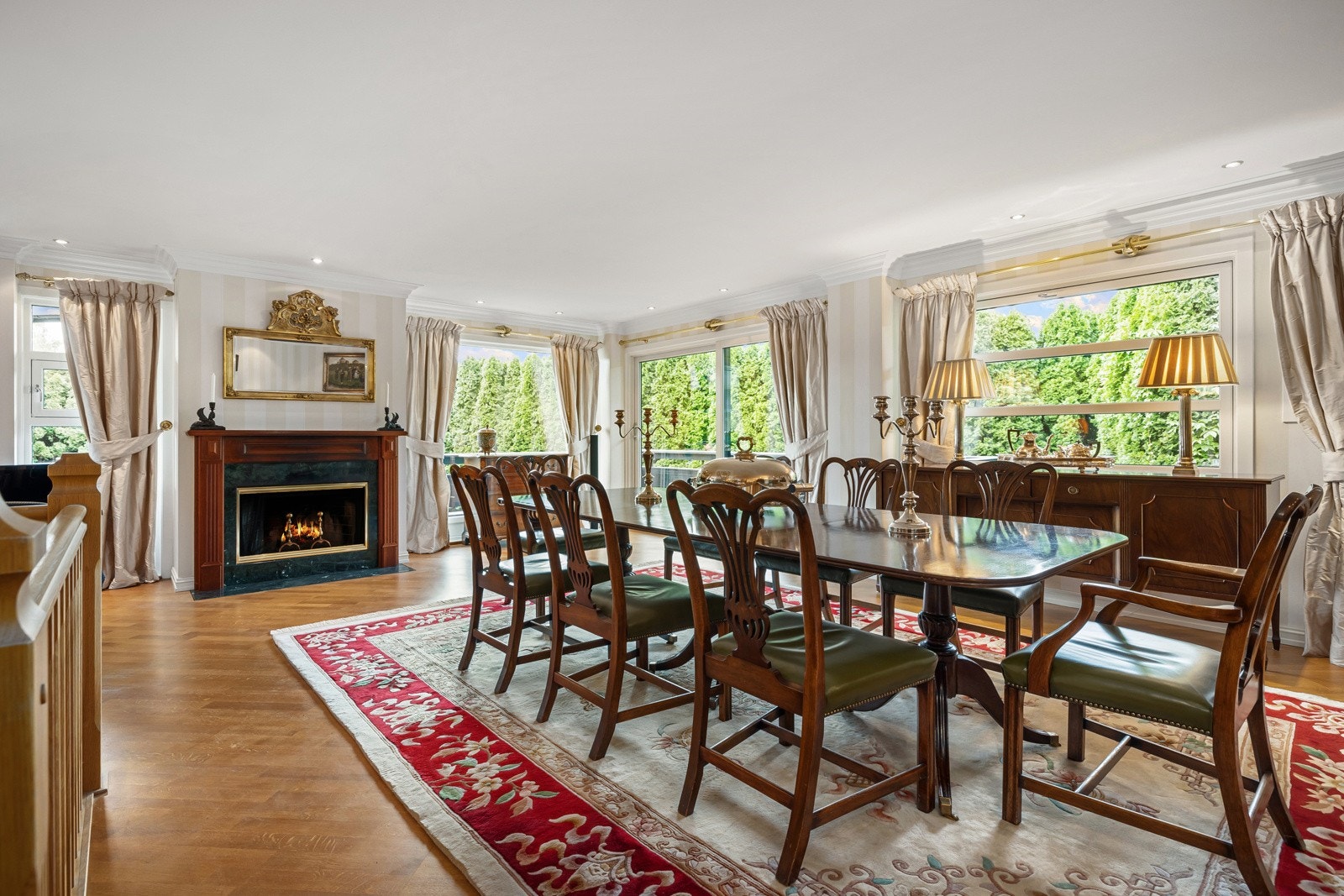 Hovedetasjen er på hele 215 kvm BRA, romslige oppholdsrom og store vindusflater gjør opplevelsen i leiligheten helt spesiell. Galleribilde