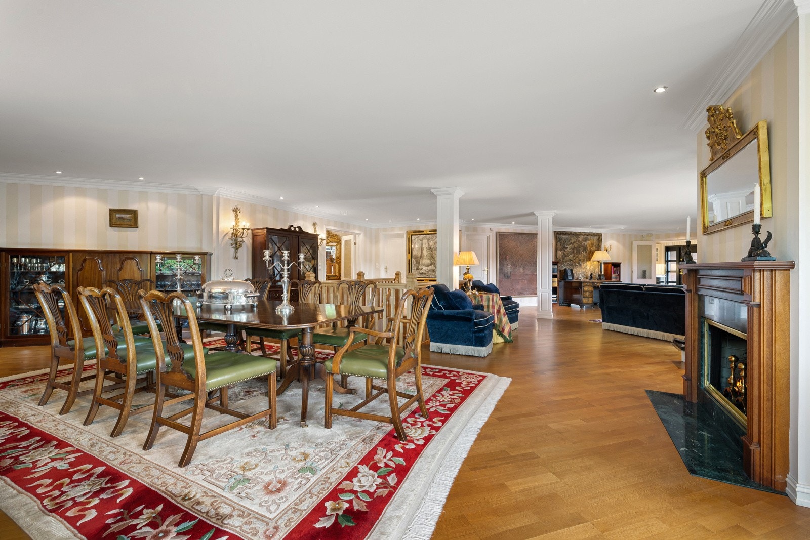 Hyggelig peis i spisestuen er med på å skape den rette stemningen. Galleribilde