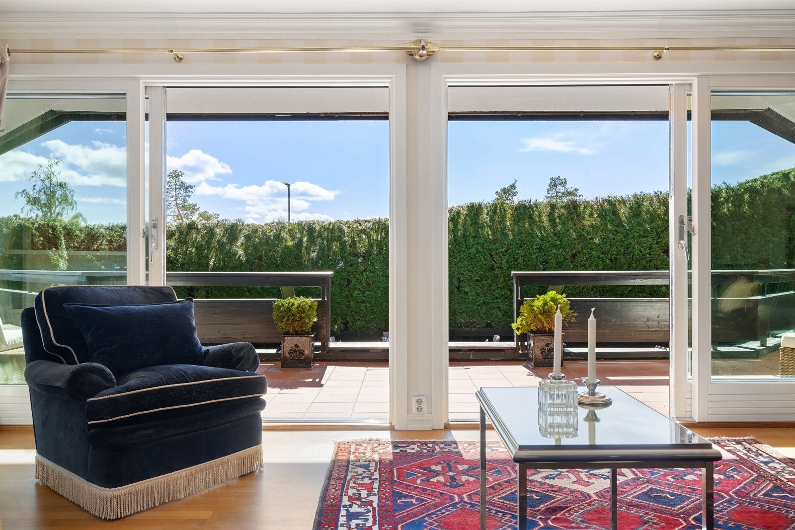 Skyvedører ut til terrassen fra stuen. Klipper du hekken, blir utsikten fra stuen formidabel. Galleribilde