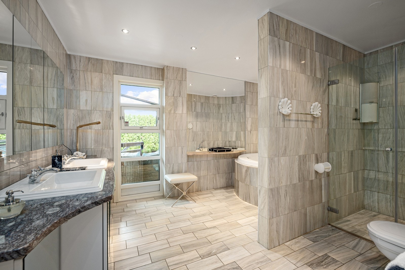 Stort og pent hovedbad med hånddusj/regndusj og dusjvegg i herdet glass. Galleribilde