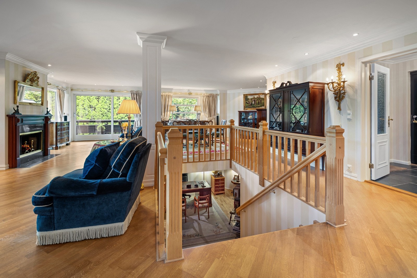 Bred og massiv trapp fra hovedetasjen til u-etasje, er med på å gi boligen et herskapelig preg. Galleribilde