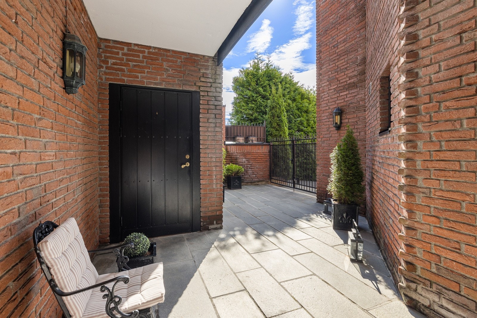 Hyggelig og skjermet frokostterrasse med utgang fra kjøkkenet, hvor morgenkaffen kan nytes. Dør til venstre er adkomst til praktisk lagringsbod. Galleribilde