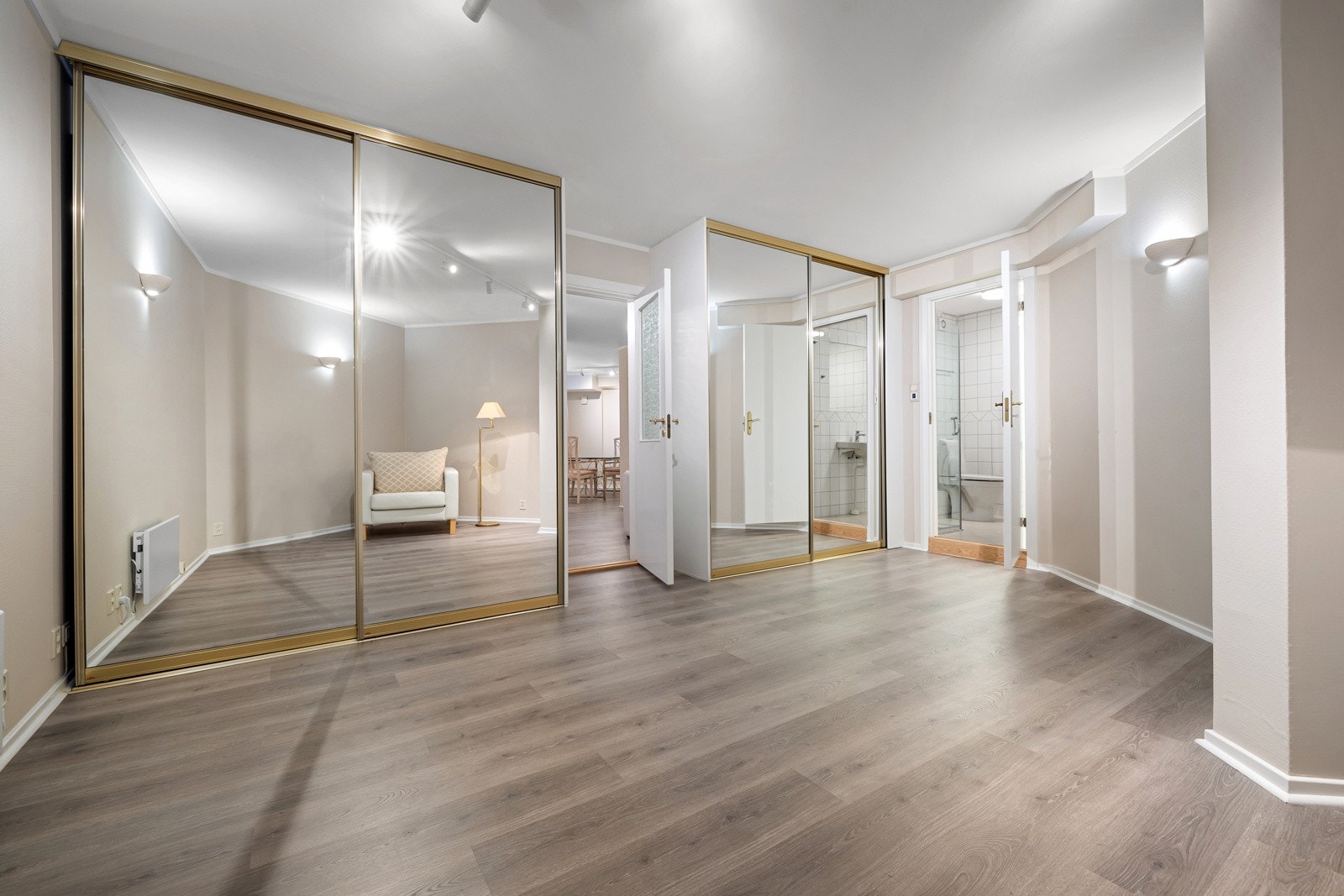 Stort innredet rom i u-etasjen, med garderobeskap og direkte adkomst til baderom. Galleribilde