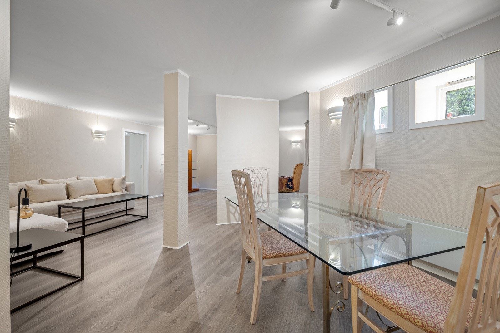 Innbydende og hyggelig innredet del i u-etasjen. Galleribilde