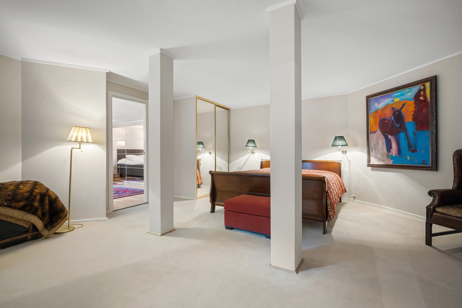 Stort innredet rom i u-etasjen. Galleribilde