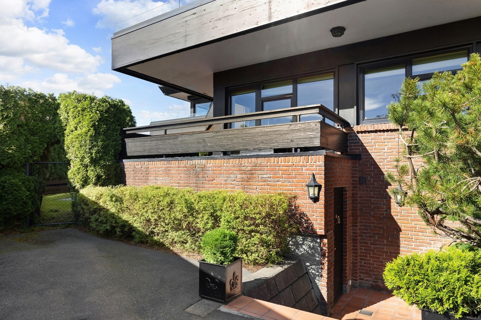 Stort innredet rom i u-etasjen, i dag innredet som egen leilighet. Denne delen av boligen har også direkte adkomst via seprat utvendig inngang. Galleribilde