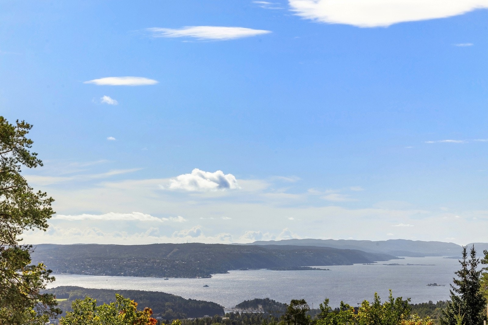 Vakkert utsiktsbildet fra leiligheten, over fjorden og bybildet. Galleribilde
