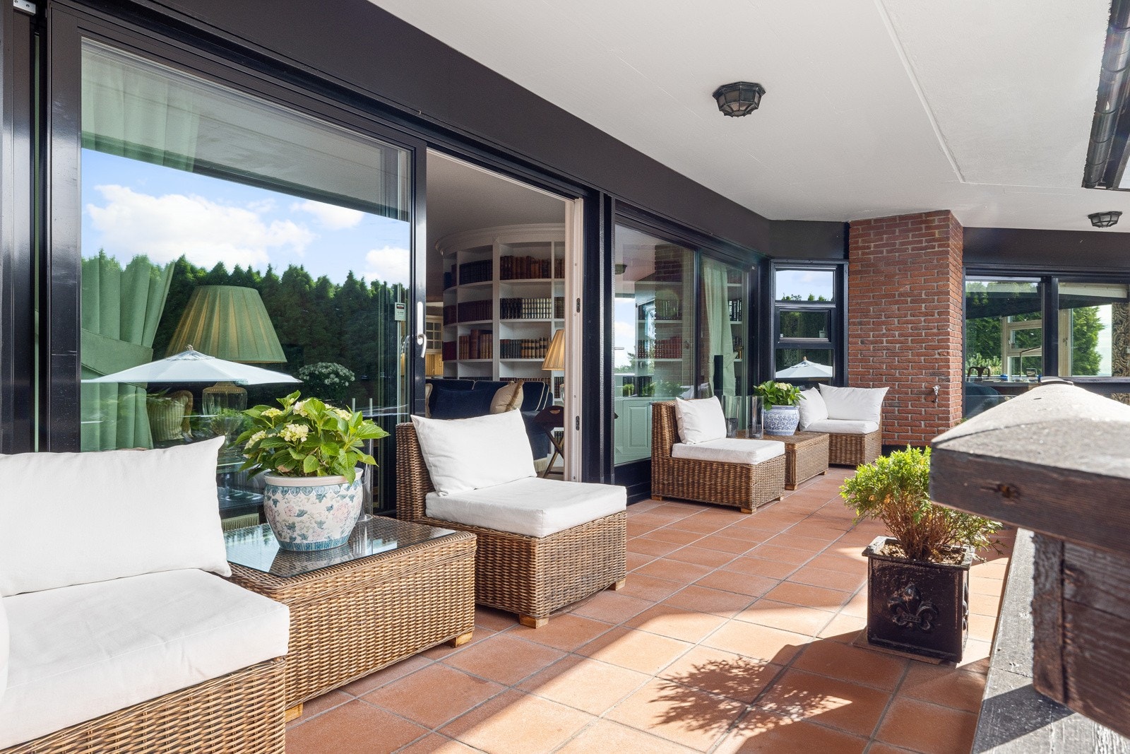 Den romslige terrassen drar seg rundt hele leilighetens langside, og gir rom for mange innredningsmuligheter. Galleribilde