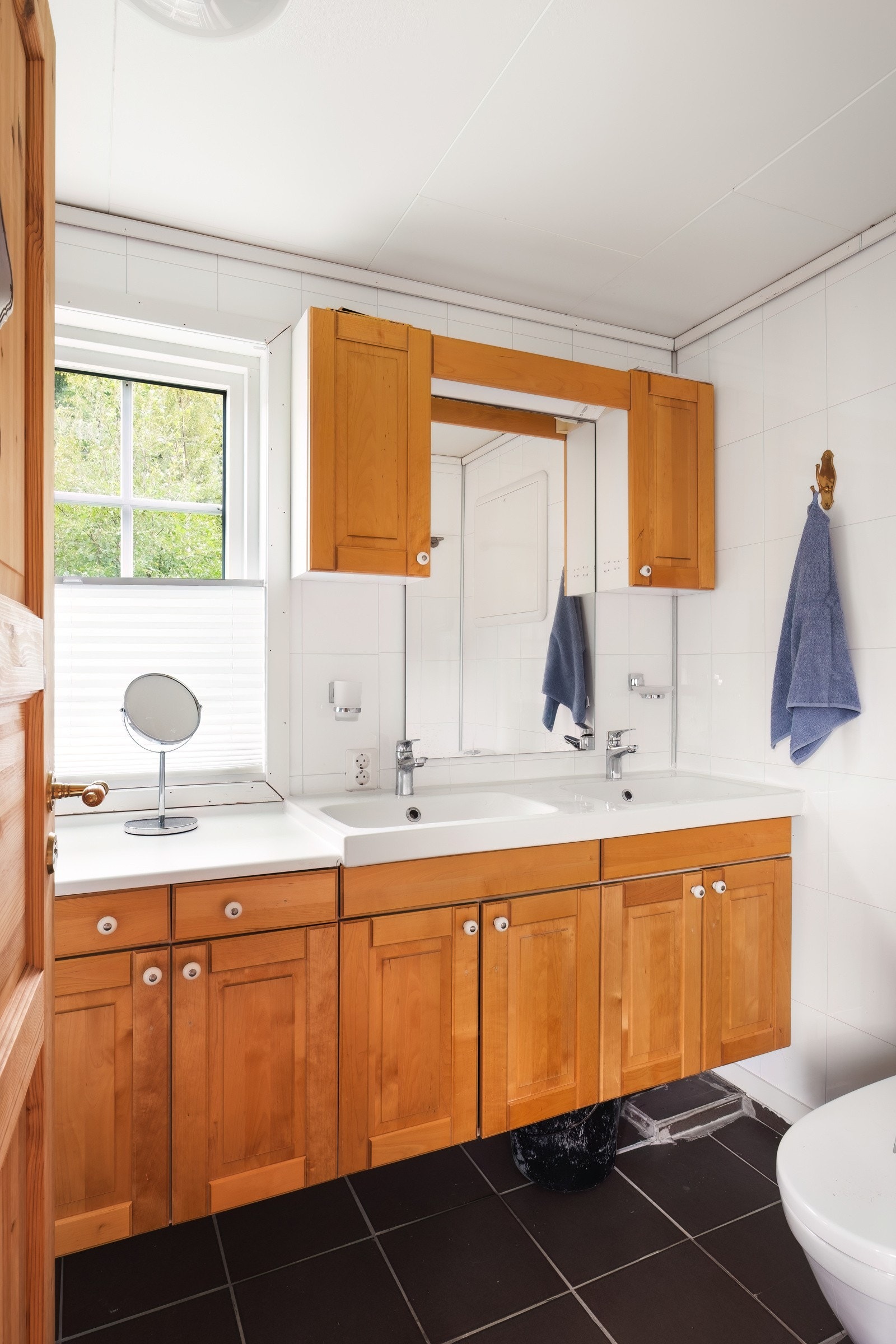 Baderommet har baderomsflater på vegger, himlingsplater i taket og flislagt gulv. Galleribilde