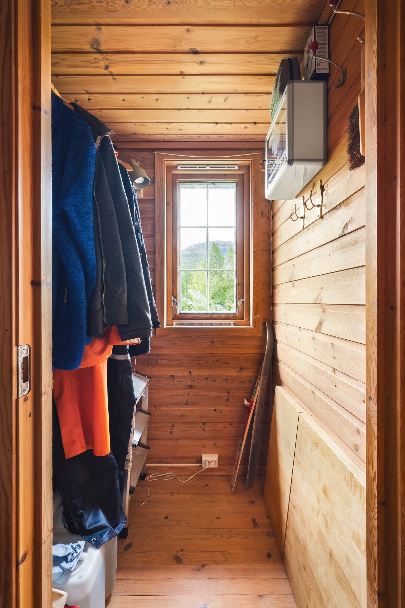 Romslig bod, perfekt til oppbevaring av yttertøy og sko Galleribilde
