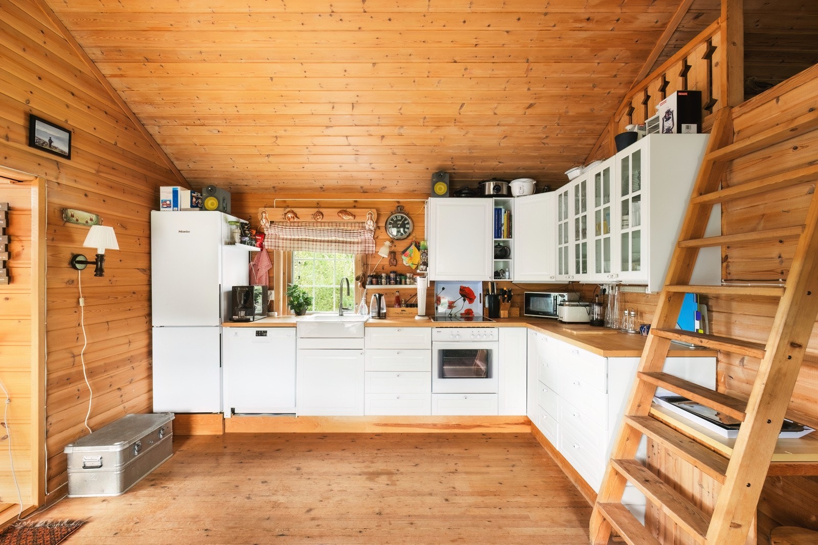 Her finner du stekeovn, platetopp, oppvaskmaskin og kjøl/fryseskap. Galleribilde