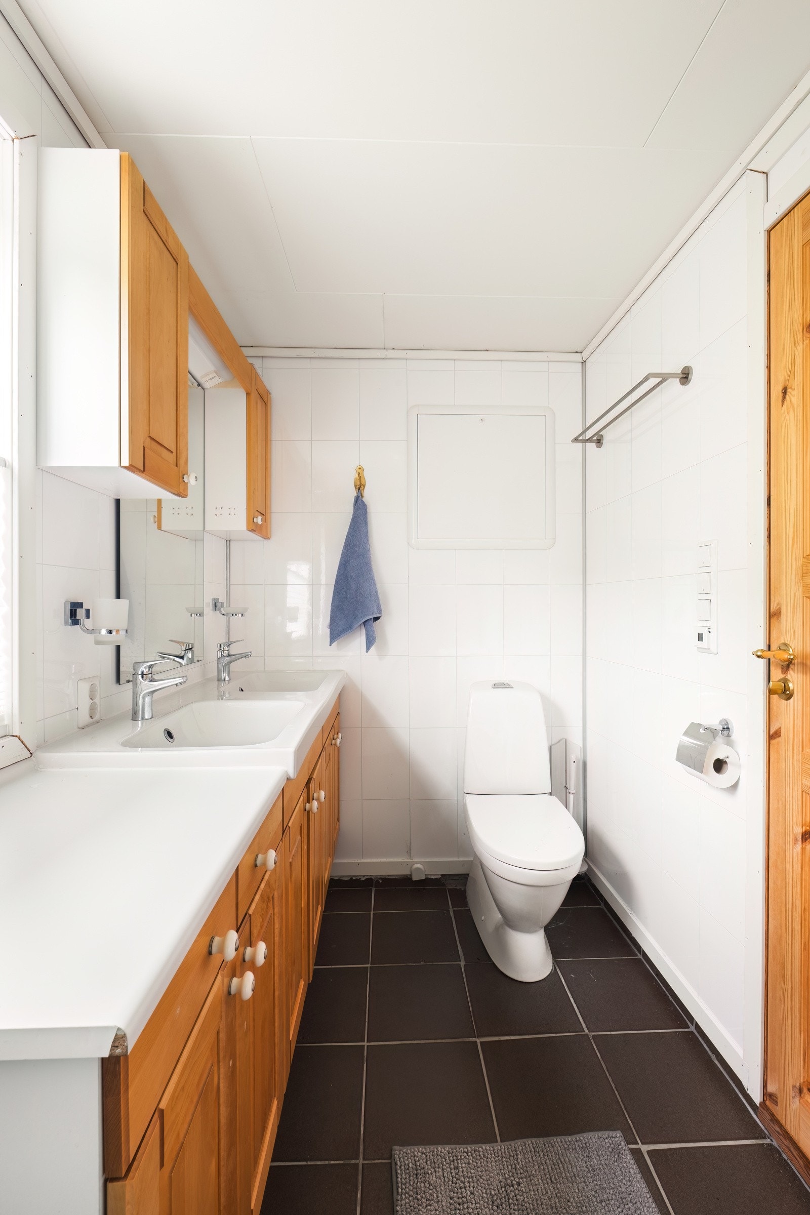 Lekkert baderom i den nedre delen av første etasje. Galleribilde