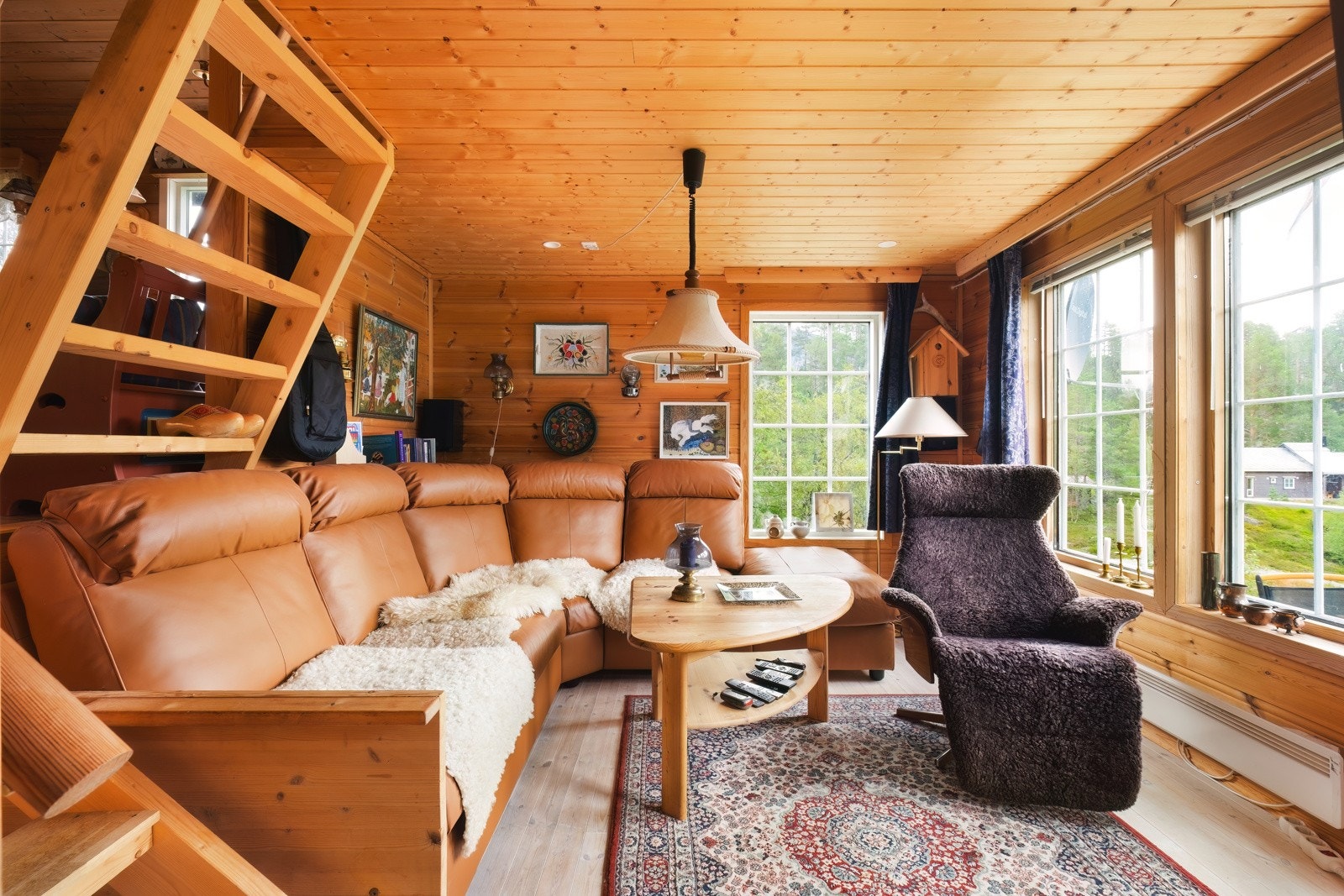 Store vindusflater som slipper inn godt med naturlig lys. Galleribilde