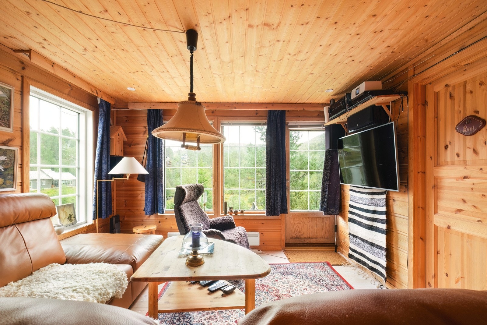 Her er det rikelig med plass til en sofagruppe, perfekt plassert for å nyte den flotte utsikten. Galleribilde