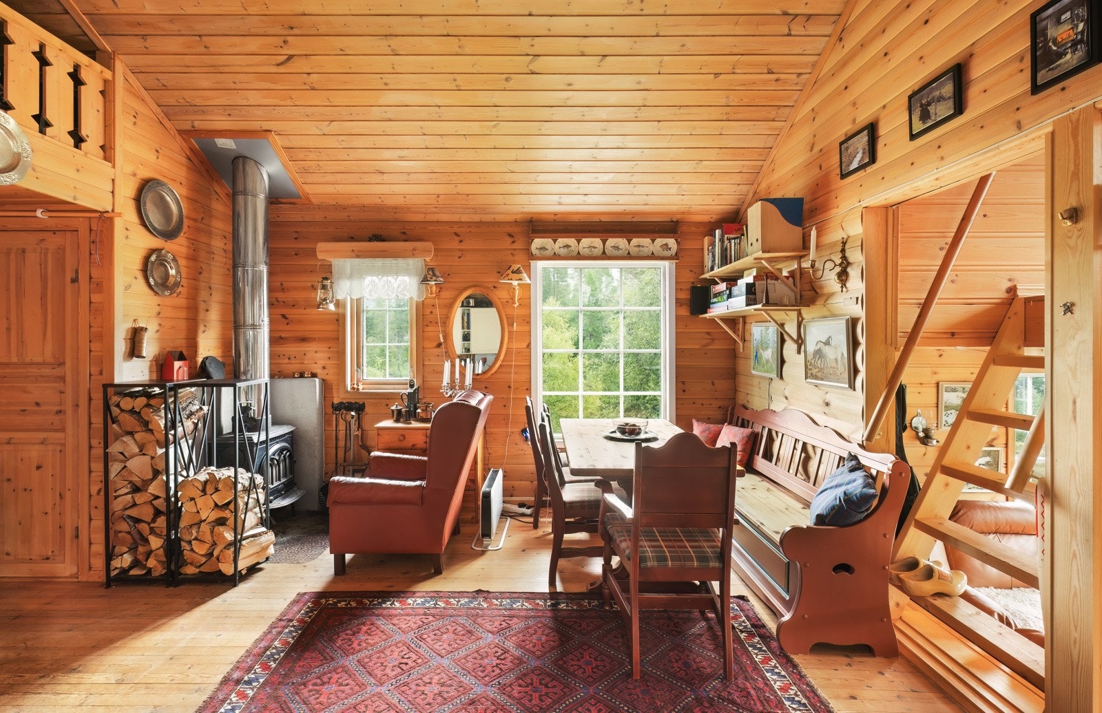 Boligen har vedovn med stålpipe plassert på kjøkkenet. Galleribilde