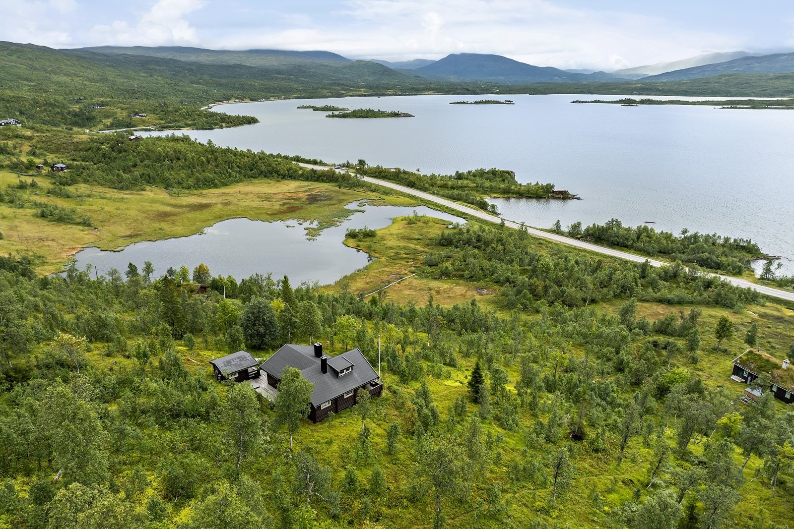 Bygningsmassen er satt sammen av to fritidsboliger hvor begge har eget kjøkken, stue og vedfyringsovn. Totalt finner du hele 4 soverom med til sammen 7 sengeplasser - her har du plass til hele storfamilien. Galleribilde
