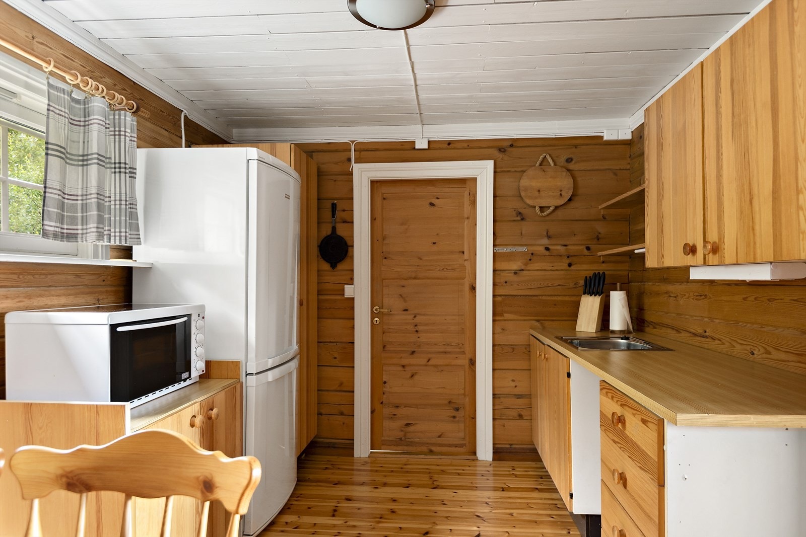 Det er utstyrt med en eldre innredning som har godt med skapplass. Galleribilde