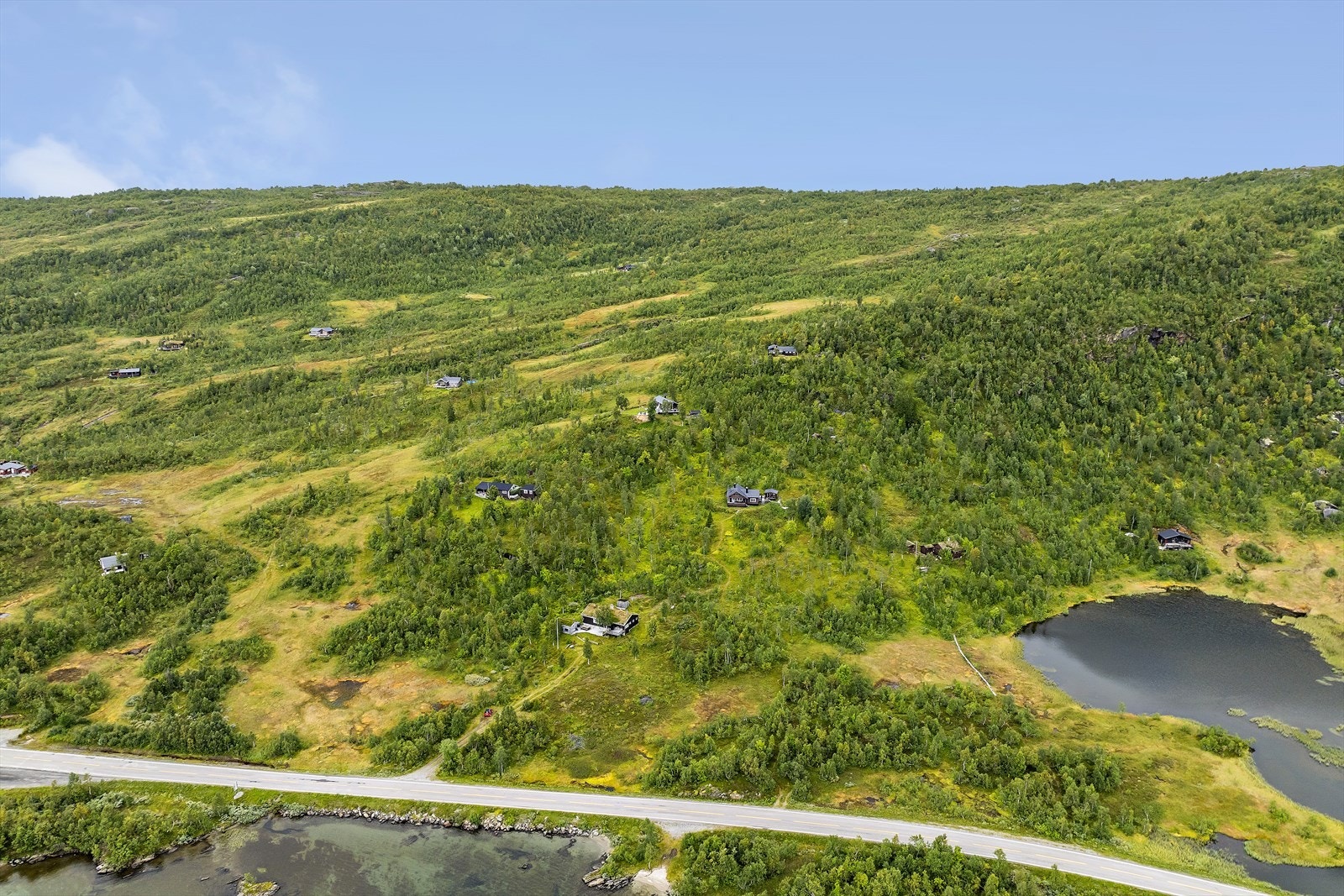 Dette er hytta for deg som drømmer om å ha plass til alle dine gjester eller hele storfamilien, kun en kort kjøretur fra Mo i Rana. Galleribilde