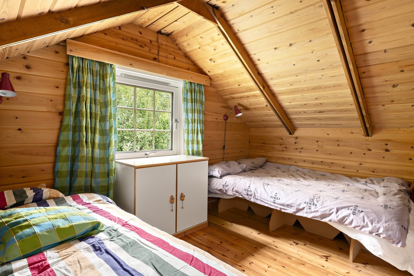 Det siste soverommet i loftsetasjen er også utstyrt med to senger. Galleribilde
