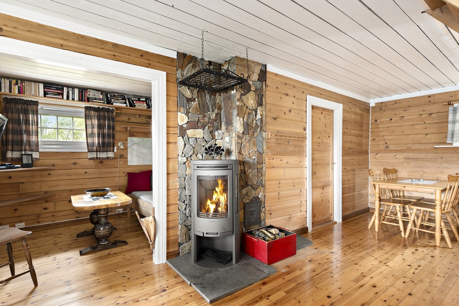 På kalde dager fyrer du opp i vedfyringsovnen - våte klær kan tørkes på smijerns rista montert i taket over ovnen. Galleribilde