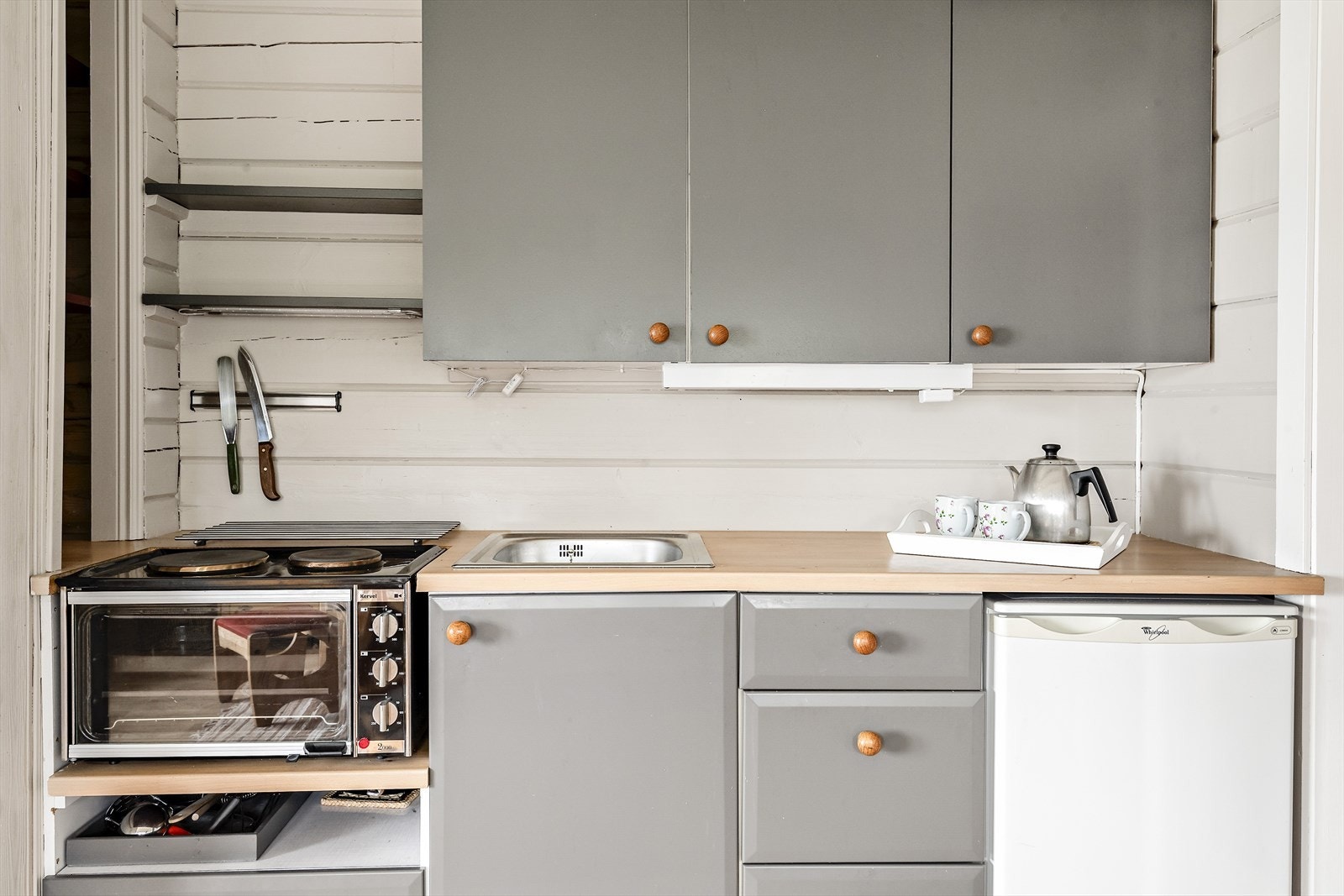 Kjøkkeninnredningen er av eldre dato, men er blitt frisket opp med ny farge i nyere tid. I innredningen finner du en hybelkomfyr og et lite kjøleskap. Galleribilde