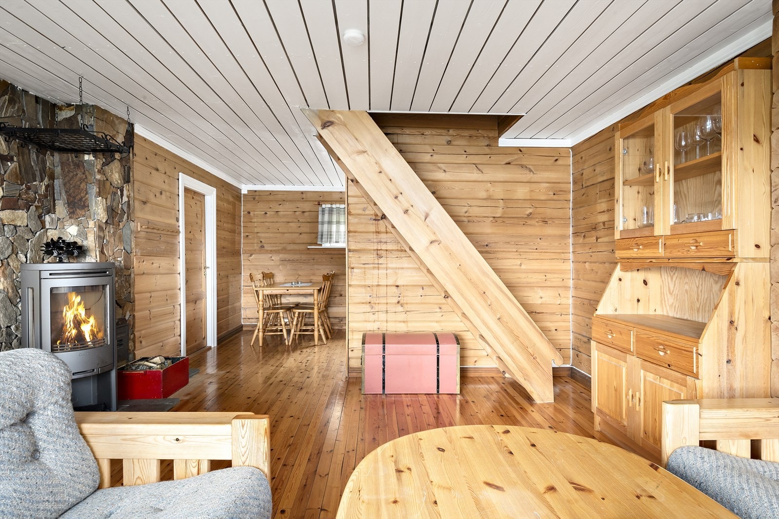 Hovedsoverommet ligger i denne delen av hyttas hovedplan og du finner to soverom på loftet. Galleribilde