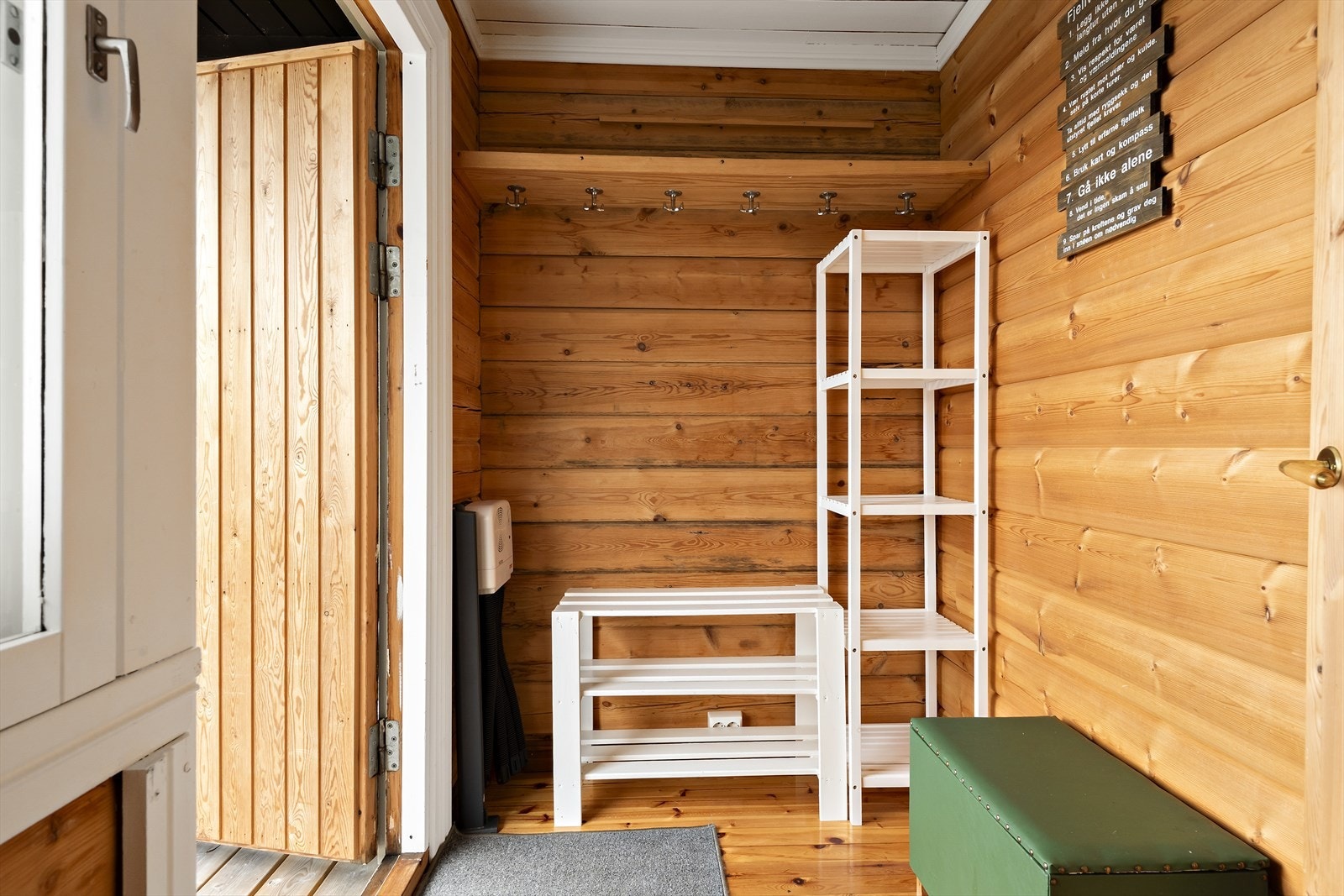 Inn inngangsdøren kommer du til et vindfang hvor du har god plass til å henge av deg yttertøyet. Galleribilde