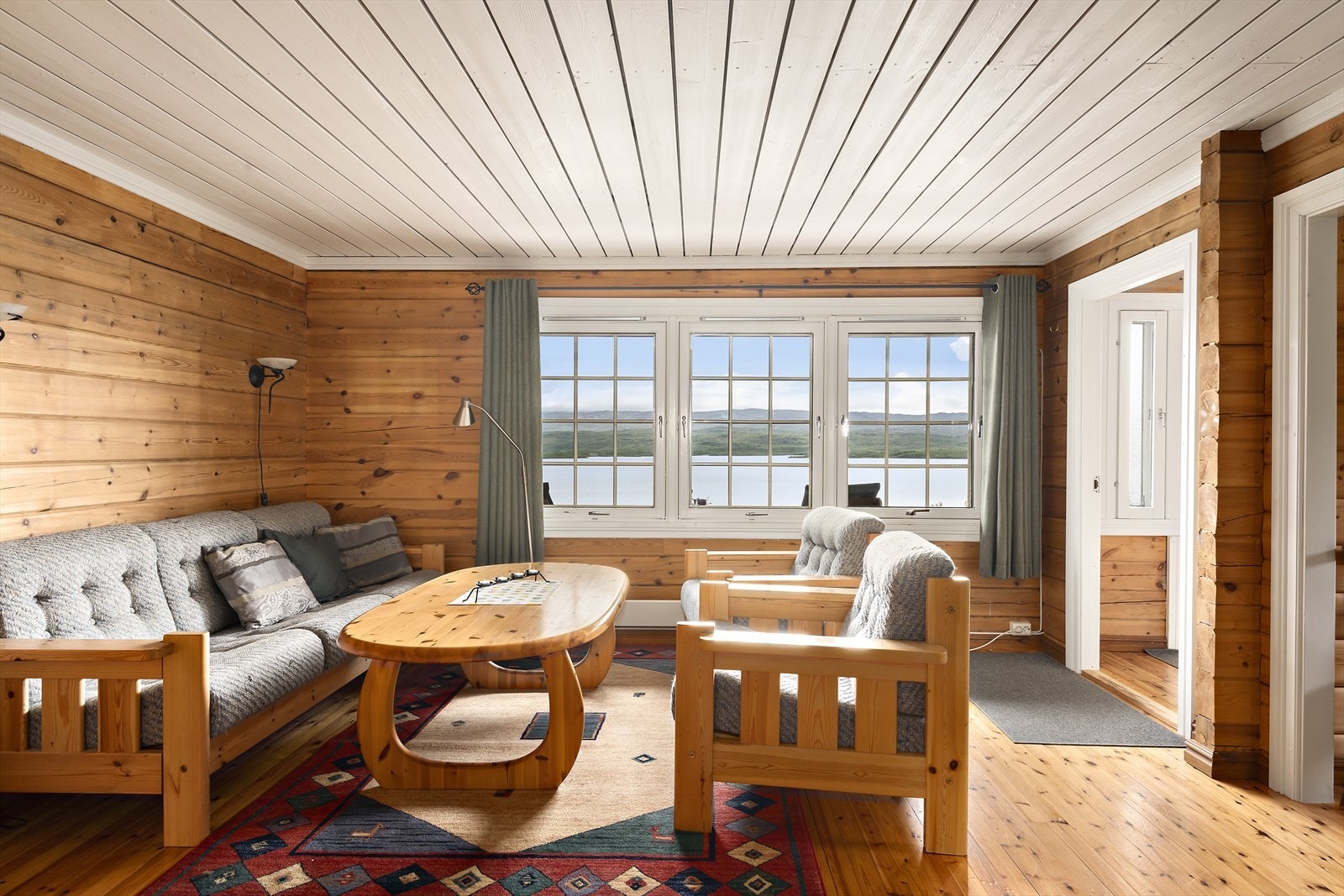 Videre inn i hytta kommer du til en romslig stue med god plass til møblering. Galleribilde