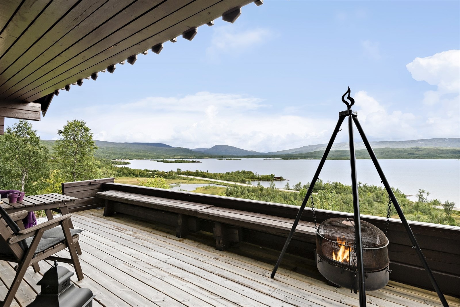 Her går du opp på terrassen hvor du har majestetiske utsynsforhold. Galleribilde