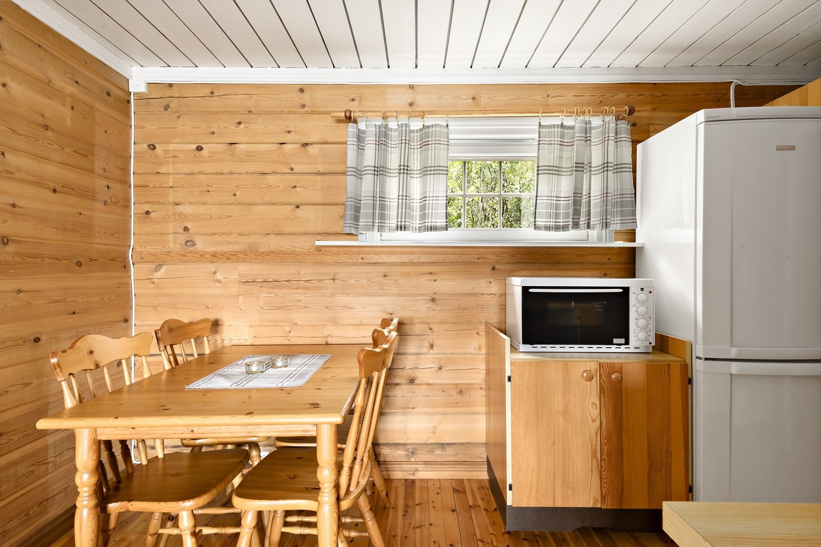 Spisegruppen plasserer du gjerne mellom soverommet og kjøkkenet. Galleribilde