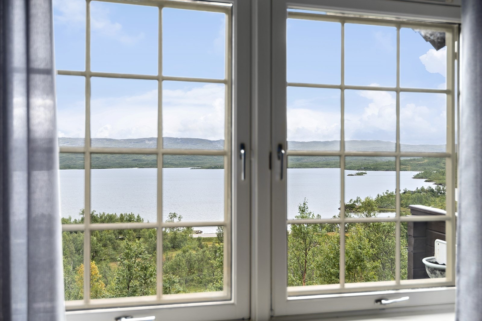 Her har du selvsagt også flott utsikt ut smårutede vindu. Galleribilde