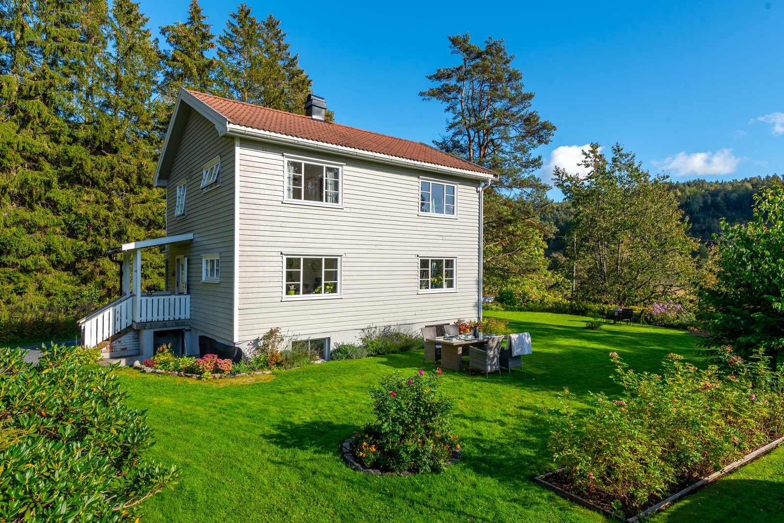 Stor og flott opparbeidet tomt. Galleribilde