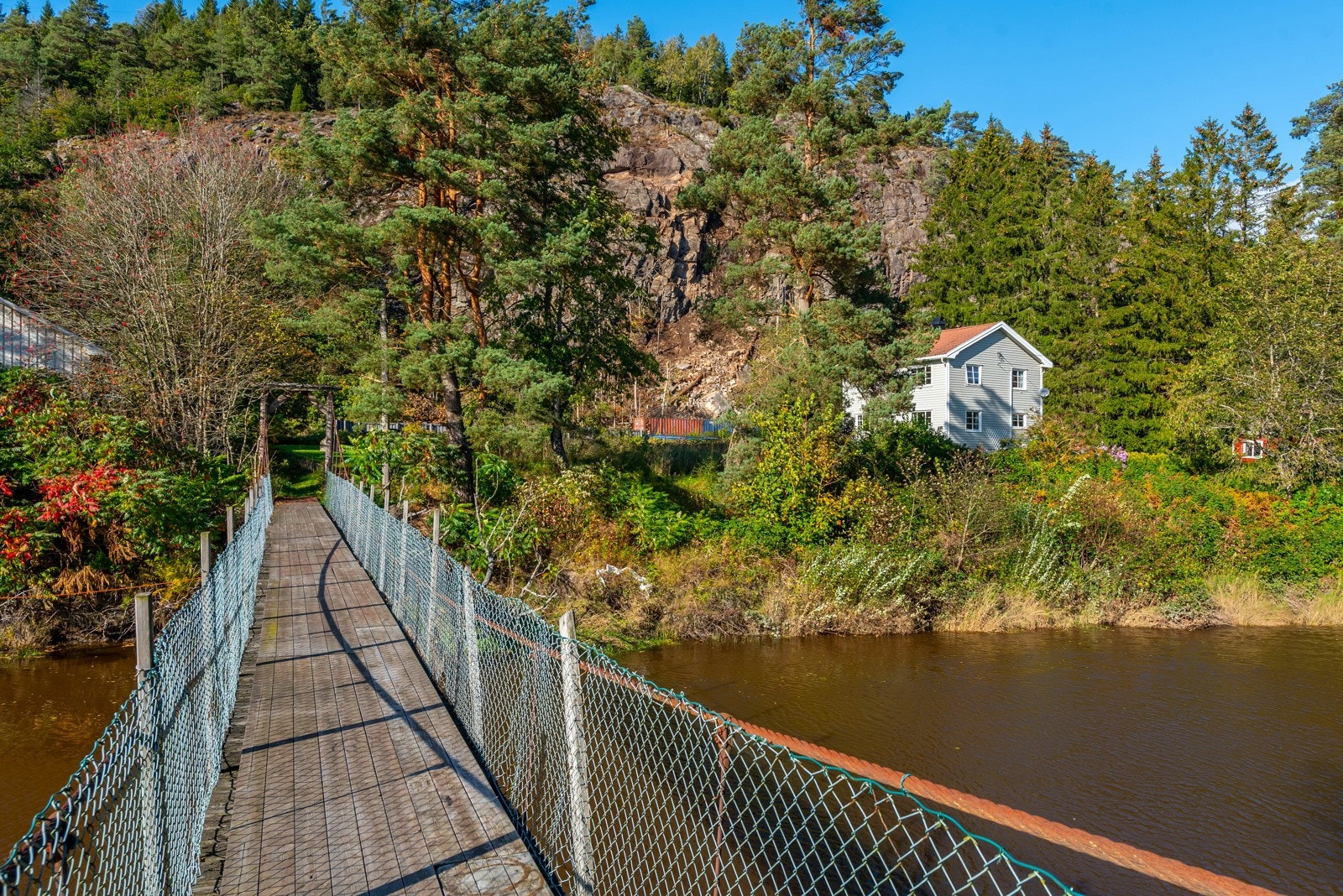 Eiendommen grenser til elva. Galleribilde