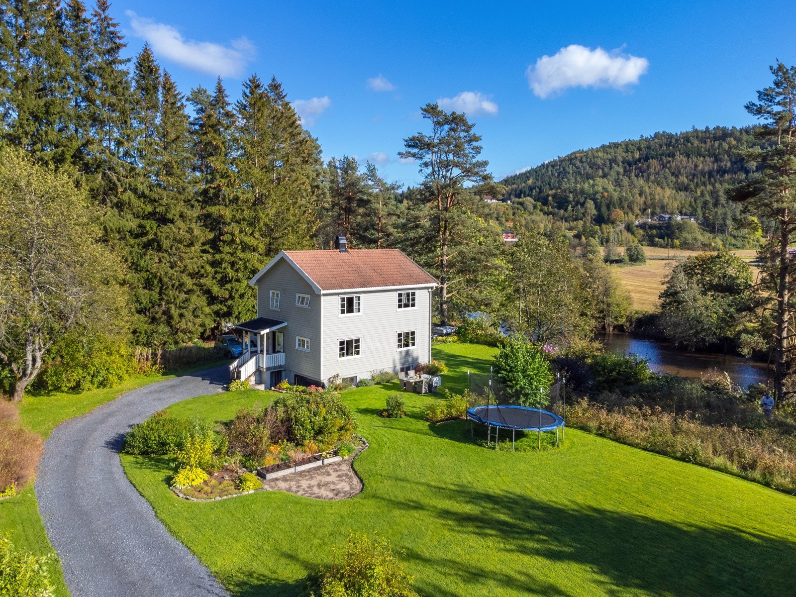 Idyllisk beliggende enebolig på flott opparbeidet tomt. Galleribilde