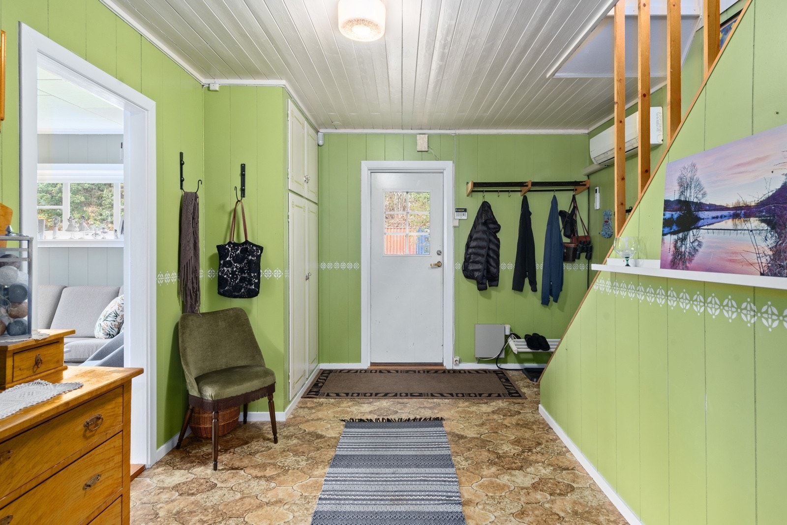 Eldre enebolig med gjennomgående normal enkel standard Galleribilde