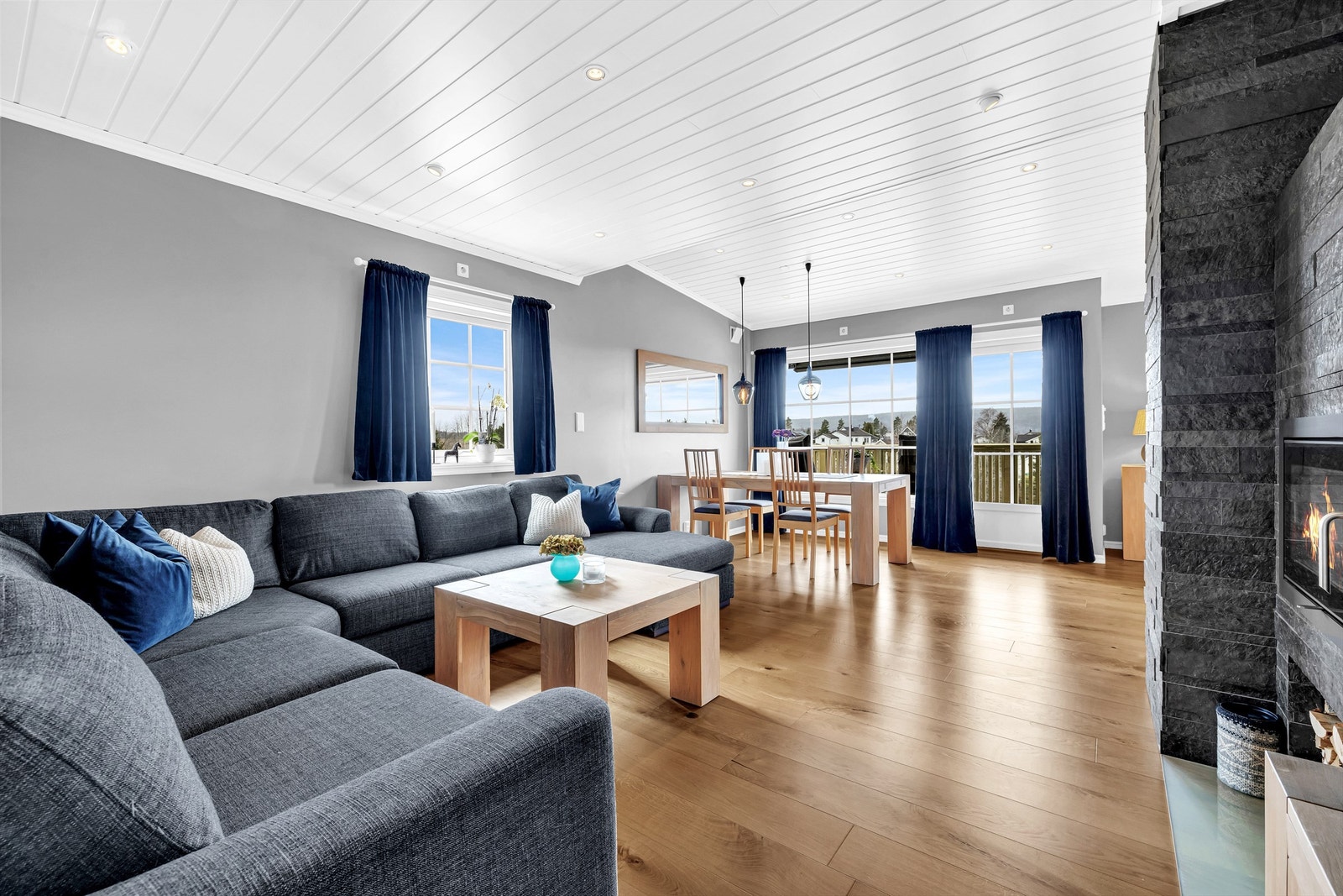 Stuen er lys og gjennomgående med parkett på gulv og panel i tak med downlights Galleribilde
