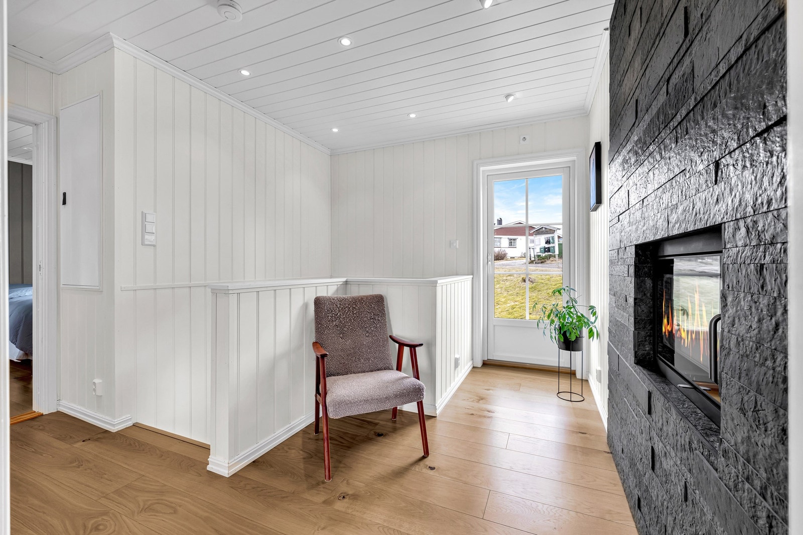 Trappegang med utgang til hage på baksiden av huset. Her er det rom for å slappe av foran peisen med en god bok Galleribilde