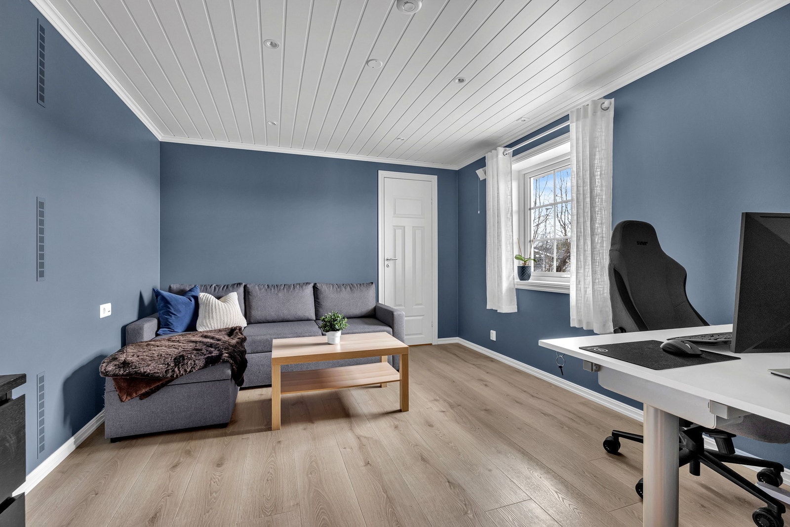 Soverom 2 i 1.etg. har også varmekabler i gulv. Døren til høyre i bildet er inn til bod. Her er det downlights i tak Galleribilde