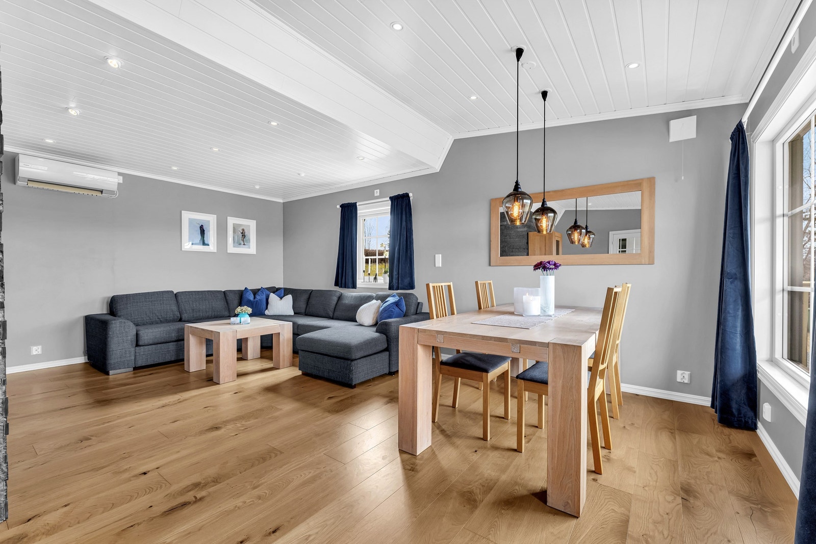 Boligen er påkostet mye de siste årene med bla. nye overflater (gulv, vegger og tak), downlights og varmepumpe her i stuen Galleribilde