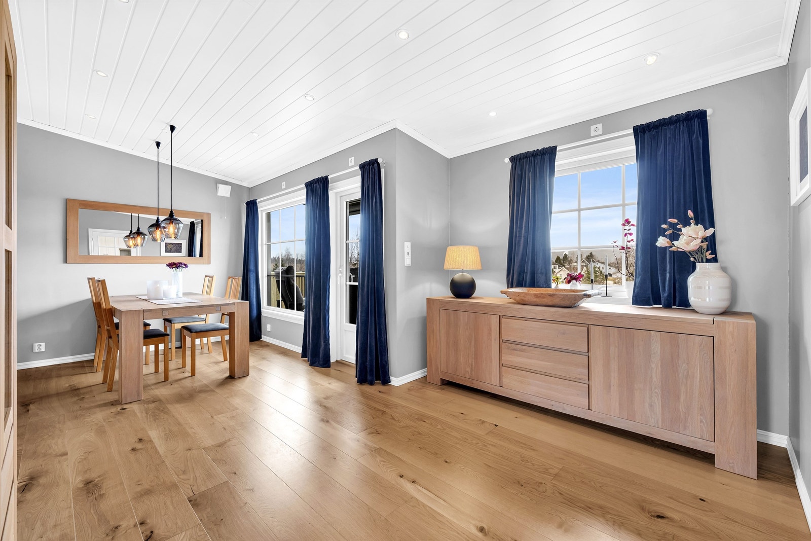 Fra stuen/spisestuen er det utgang til terrasse som går i vinkel rundt huset Galleribilde