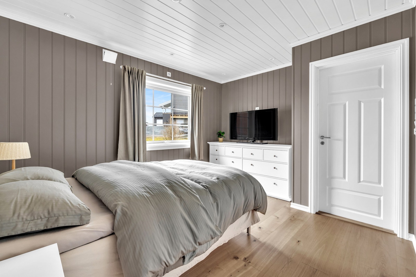 Soverom 1 har tilgang til det andre soverommet i denne etasjen, som nå er innredet som garderobe Galleribilde